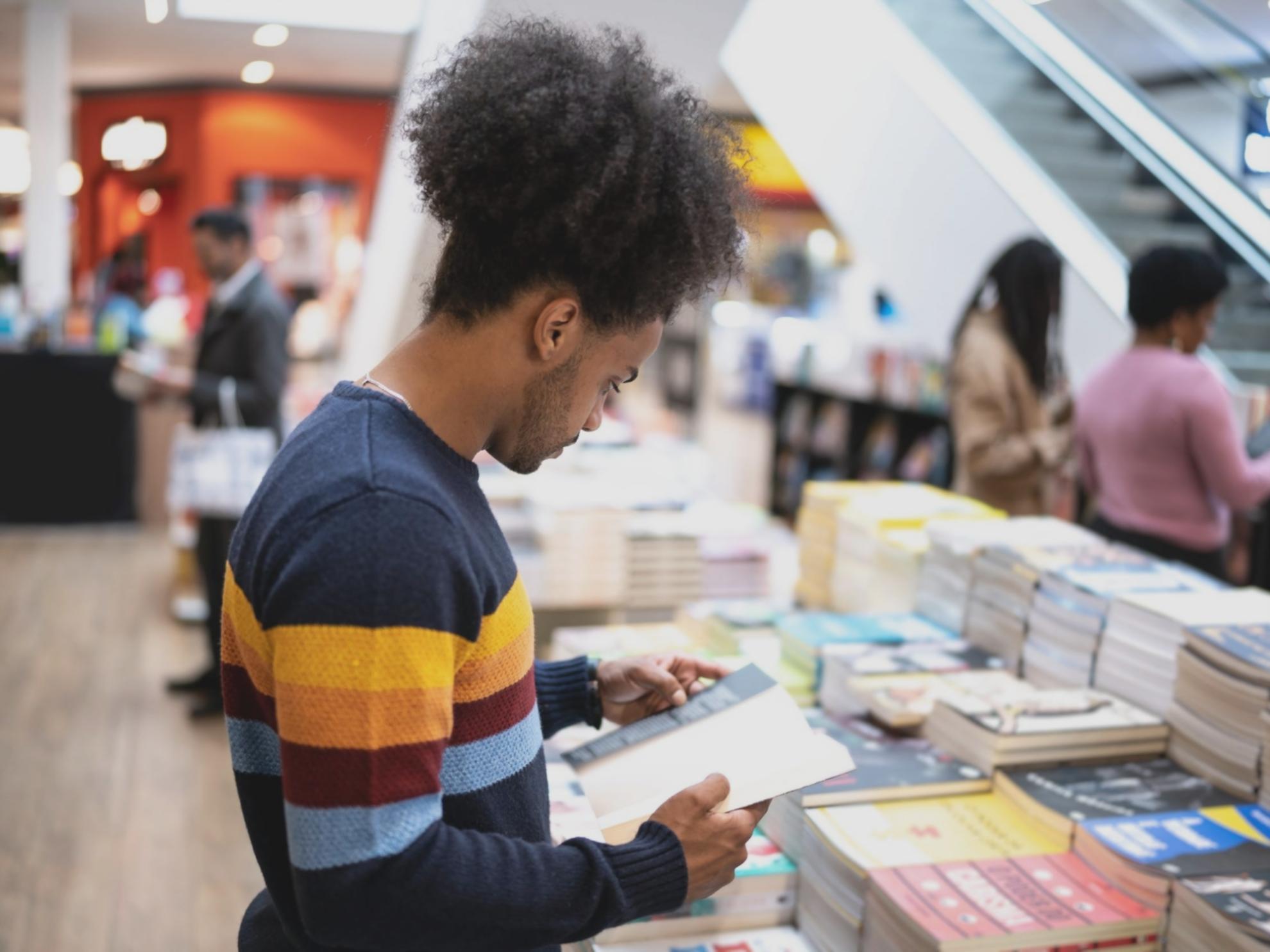 Arbeitsplatz mit mehreren Bildschirmen für mobile Entwicklung